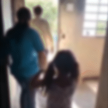 Crian&ccedil;a &eacute; encontrada trancada com usu&aacute;rio de drogas em casa abandonada