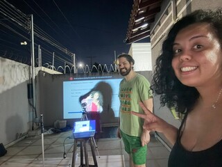 Irm&atilde;s fizeram do quintal um set de filmagem e levaram hist&oacute;ria &agrave; Europa