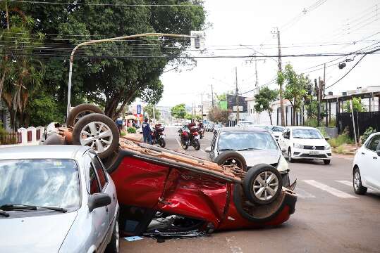 Capotagem ap&oacute;s batida entre carros trava tr&acirc;nsito na Vila Carvalho