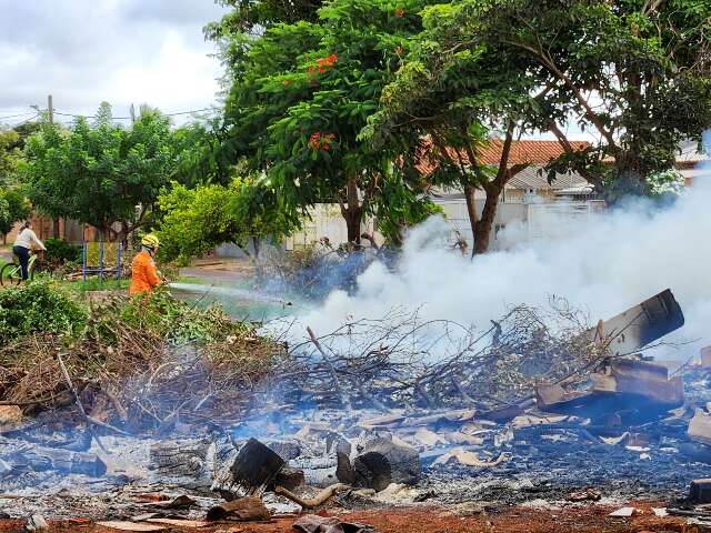 Queima de entulho espalha fuma&ccedil;a preta e invade casas no Jardim das Perdizes