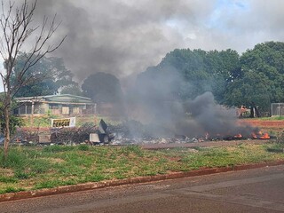 Queima de entulho espalha fumaça preta e invade casas no Jardim das Perdizes Queima de entulho espalha fumaça preta e invade casas no Jardim das Perdizes