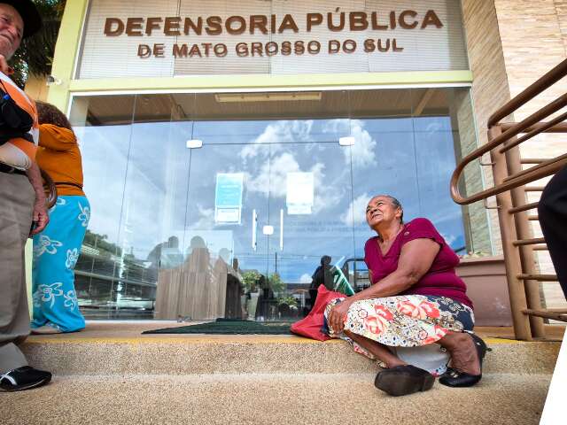 Medo de empr&eacute;stimo devorar aposentadoria faz Neide ser 1&ordf; da fila na Defensoria