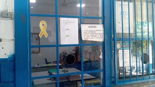 Pais de alunos s&atilde;o orientados a comprar material diante de atraso da prefeitura