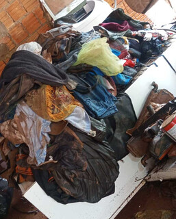 Moradora de Corumb&aacute; mostra &aacute;gua at&eacute; o pesco&ccedil;o em noite de temporal