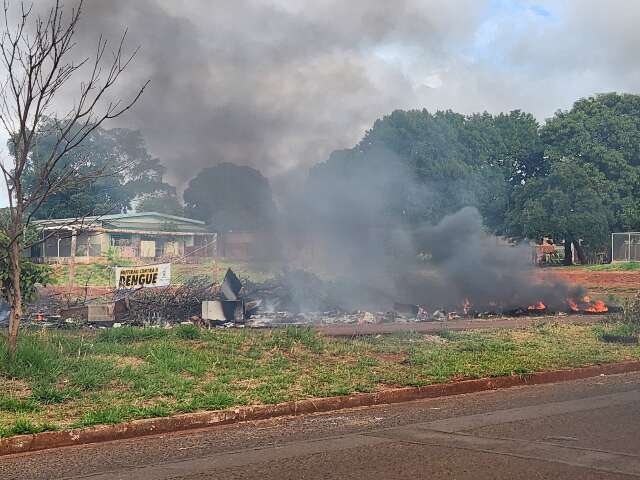 Queima de entulho espalha fuma&ccedil;a preta e invade casas no Jardim das Perdizes