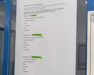 Pais de alunos s&atilde;o orientados a comprar material diante de atraso da prefeitura