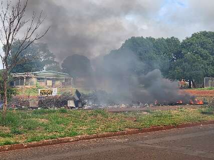 Queima de entulho espalha fuma&ccedil;a preta e invade casas no Jardim das Perdizes