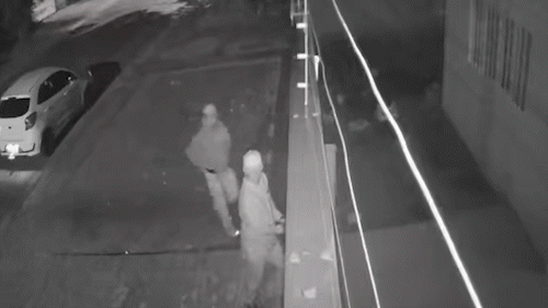 C&acirc;mera mostra invas&atilde;o a casa antes de confronto que terminou com dois mortos