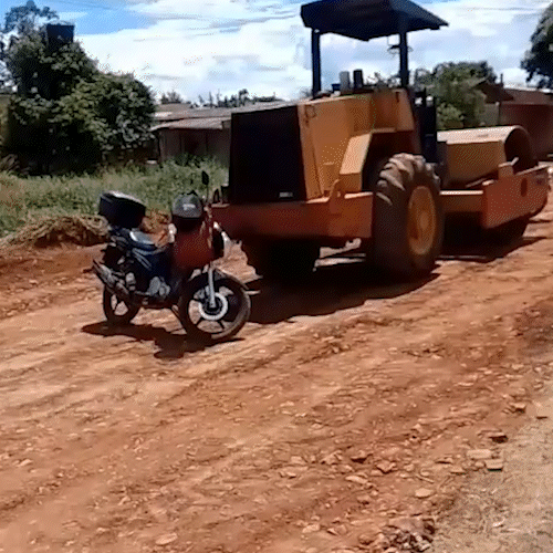 Moradores bloqueiam maquin&aacute;rio em protesto por pavimenta&ccedil;&atilde;o no Santa Em&iacute;lia