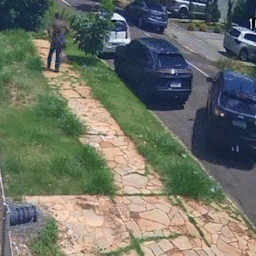 Homem &eacute; flagrado se masturbando em plena luz do dia no Bairro Santa F&eacute;