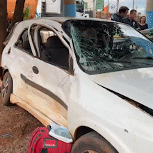 Batida entre carro e carreta deixa crian&ccedil;a de 10 anos em estado grave