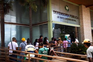 Medo de empr&eacute;stimo devorar aposentadoria faz Neide ser 1&ordf; da fila na Defensoria