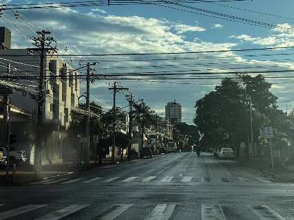 Sexta-feira come&ccedil;a com chuva em Campo Grande e h&aacute; risco de temporal