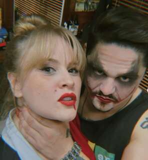 Influencer &eacute; presa por descumprir medida protetiva e perseguir sogra e cunhada 