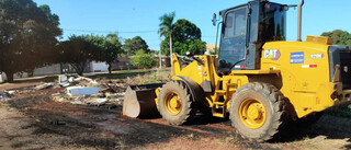 Prefeitura faz limpeza em praça após incêndio em entulho Prefeitura faz limpeza em praça após incêndio em entulho