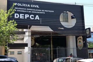 Menina de 13 anos chama a PM ap&oacute;s pai espancar irm&atilde;o com peda&ccedil;o de madeira