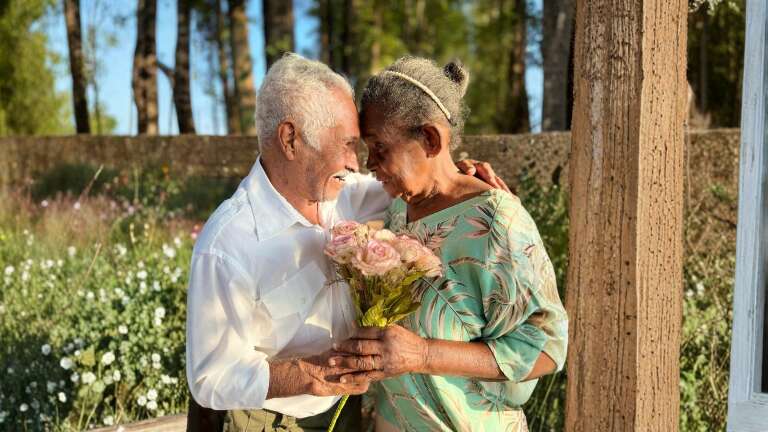 Com 14 netos, casal celebrou 60 anos de casamento "sem desgrudar"