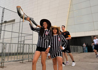 Em homenagem &agrave; tia, irm&atilde;s realizam sonho no est&aacute;dio com berrante 