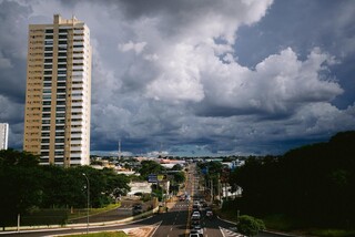 Um ano ap&oacute;s fevereiro extremo, progn&oacute;stico para m&ecirc;s &eacute; de calor e chuva forte 