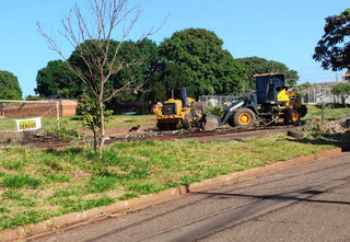Prefeitura faz limpeza em praça após incêndio em entulho Prefeitura faz limpeza em praça após incêndio em entulho