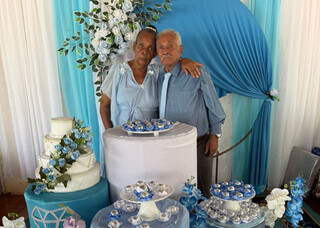 Com 14 netos, casal celebrou 60 anos de casamento "sem desgrudar"