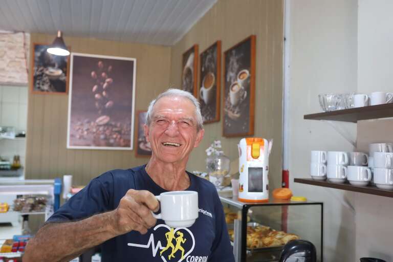 Do cafezal ao balcão, Walter aposta na confiança para servir café