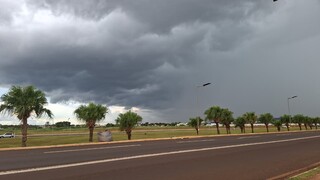 Raios, trovões e chuva atingem Capital no fim da tarde desta sexta-feira Raios, trovões e chuva atingem Capital no fim da tarde desta sexta-feira