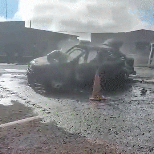 Corsa invade pista, bate em Palio, pega fogo e acidente trava duas rodovias