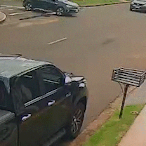 Viatura descaracterizada da Pol&iacute;cia Civil se envolve em acidente e carro capota