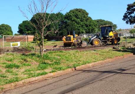 Prefeitura faz limpeza em pra&ccedil;a ap&oacute;s inc&ecirc;ndio em entulho 