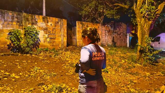 Homem morre ap&oacute;s cair sobre garrafas de vidro em rua de Dourados