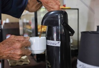Do cafezal ao balc&atilde;o, Walter aposta na confian&ccedil;a para servir caf&eacute;