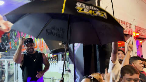 Com funk mandel&atilde;o, amigos fazem a 14 de Julho virar baile de favela