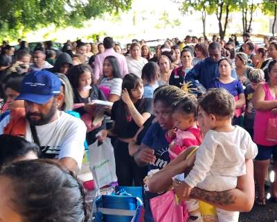Desempregados chegam com 19h de anteced&ecirc;ncia em fila para cadastro de reserva