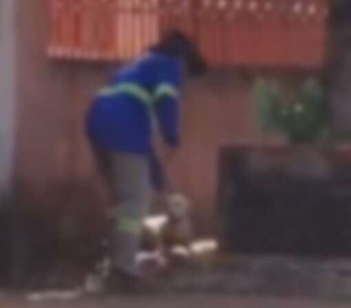 V&iacute;deo mostra homem espancando e arrastando cachorro 