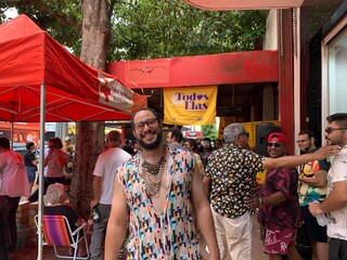 Para ativar mem&oacute;ria, filho leva m&atilde;e para ver folia no Cal&ccedil;ad&atilde;o da Bar&atilde;o