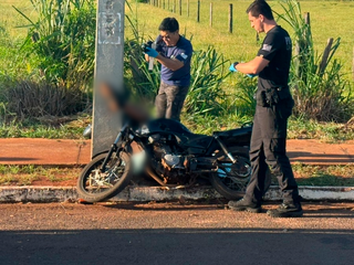 Homem perde controle de moto e morre ap&oacute;s colidir violentamente contra poste