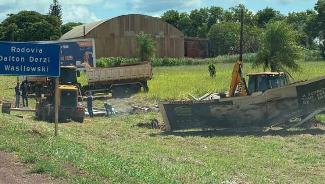 Ap&oacute;s seis meses de notifica&ccedil;&atilde;o, outdoors s&atilde;o retirados da BR-060 em Sidrol&acirc;ndia
