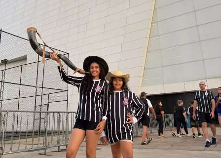 Em homenagem &agrave; tia, irm&atilde;s realizam sonho no est&aacute;dio com berrante 