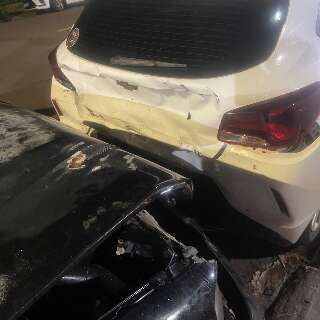 Sem CNH e alcoolizado, jovem &eacute; preso ap&oacute;s bater em carros estacionados