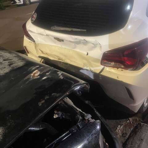 Sem CNH e alcoolizado, jovem &eacute; preso ap&oacute;s bater em carros estacionados