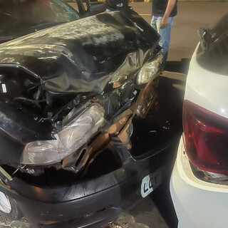 Sem CNH e alcoolizado, jovem &eacute; preso ap&oacute;s bater em carros estacionados