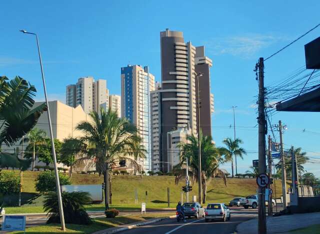 S&aacute;bado come&ccedil;a quente, mas frente fria avan&ccedil;a com chance de chuva e ventos fortes