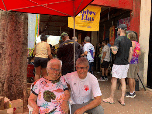 Para ativar mem&oacute;ria, filho leva m&atilde;e para ver folia no Cal&ccedil;ad&atilde;o da Bar&atilde;o