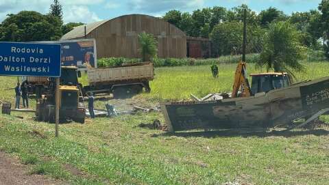 Ap&oacute;s seis meses de notifica&ccedil;&atilde;o, outdoors s&atilde;o retirados da BR-060 em Sidrol&acirc;ndia