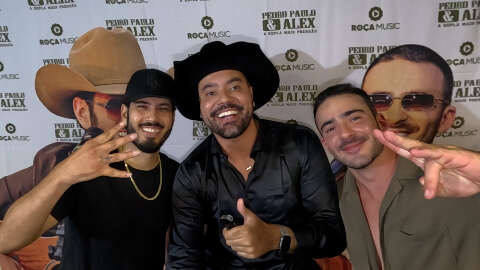 Entre 'cuiudos' e 'macios': Tend&eacute;l celebra 3 anos com Pedro Paulo e Alex