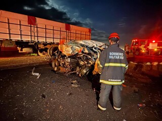 Colis&atilde;o frontal na BR-267 mata tr&ecirc;s homens e deixa um ferido