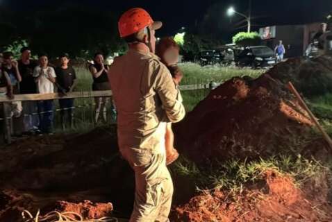 Crian&ccedil;a de 2 anos cai em buraco de 4 metros em obra e &eacute; resgatada ilesa