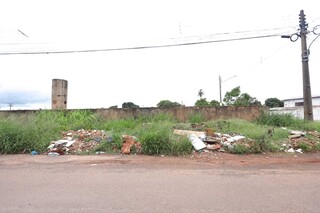 Im&oacute;vel abandonado vira foco de insetos e ac&uacute;mulo de lixo