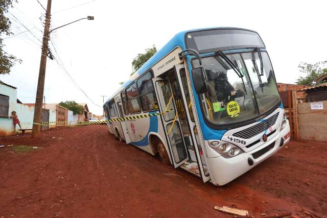 &Ocirc;nibus fica atolado em rua na Vila Romana depois de chuva